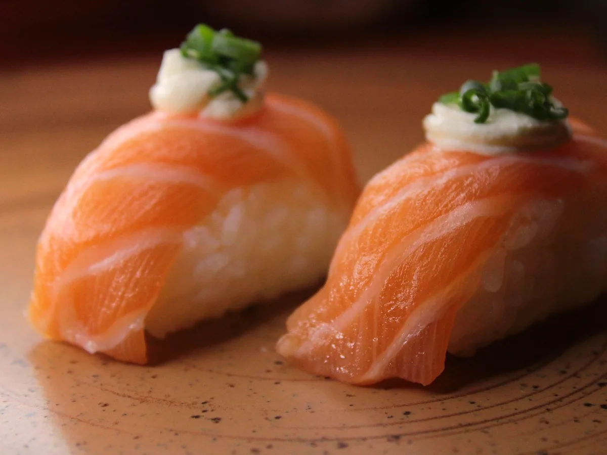Salmon Nigiri (2)